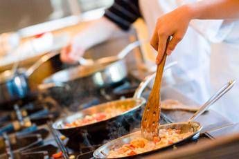 La cucina antispreco dello chef Fabio Toso, laboratori e 'lezioni' negli spazi di 'WeGil' a Roma La cucina antispreco dello chef Fabio Toso, laboratori e 'lezioni' negli spazi di 'WeGil' a Roma